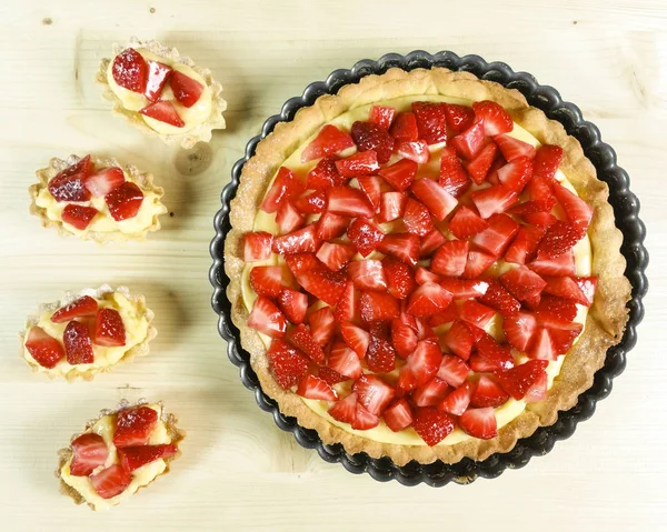 Çilekli pasta üzerinde ahşap arka plan - üstten görünüm