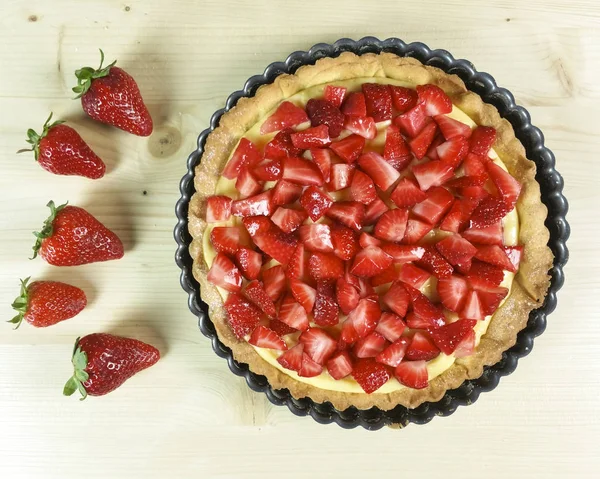 Çilekli pasta üzerinde ahşap arka plan - üstten görünüm