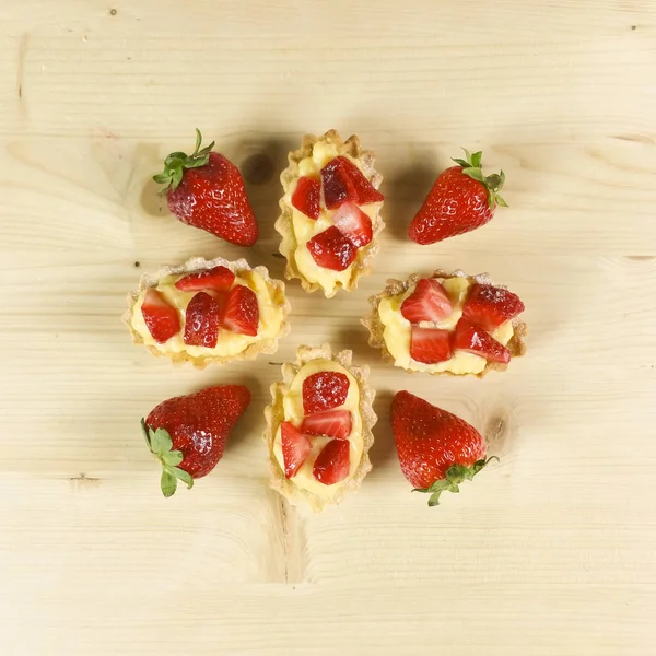 Çilekli pasta üzerinde ahşap arka plan - üstten görünüm