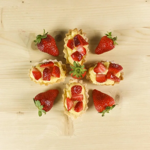 Strawberry Paj Trä Bakgrund Ovanifrån — Stockfoto