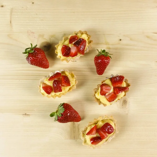 Strawberry Paj Trä Bakgrund Ovanifrån — Stockfoto