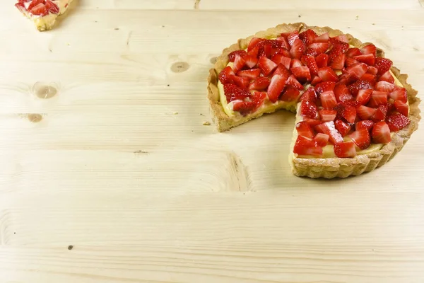 ahşap zemin üzerinde Çilekli pasta