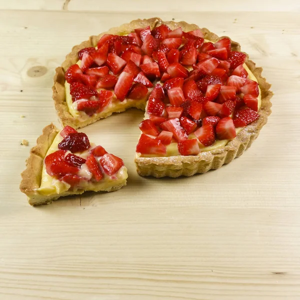 ahşap zemin üzerinde Çilekli pasta