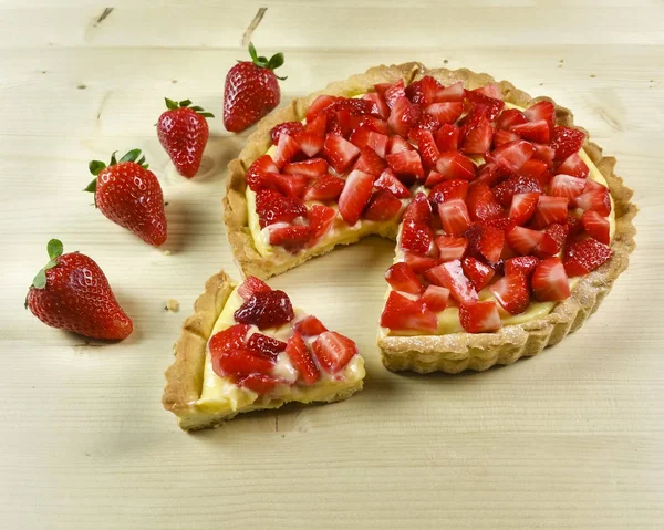 ahşap zemin üzerinde Çilekli pasta