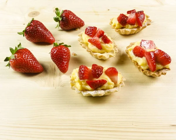 ahşap zemin üzerinde Çilekli pasta