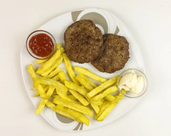 Hamburger bir plaka üzerinde beyaz arka plan - üstten görünüm