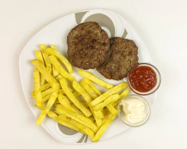 Hamburger bir plaka üzerinde beyaz arka plan - üstten görünüm