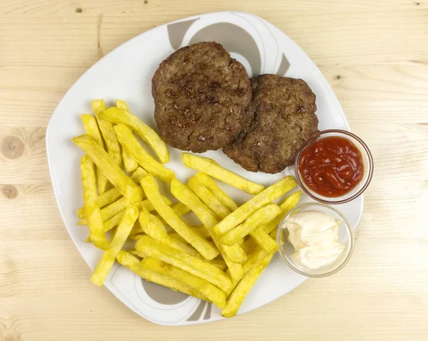 Hamburger bir plaka üzerinde ahşap arka plan - üstten görünüm