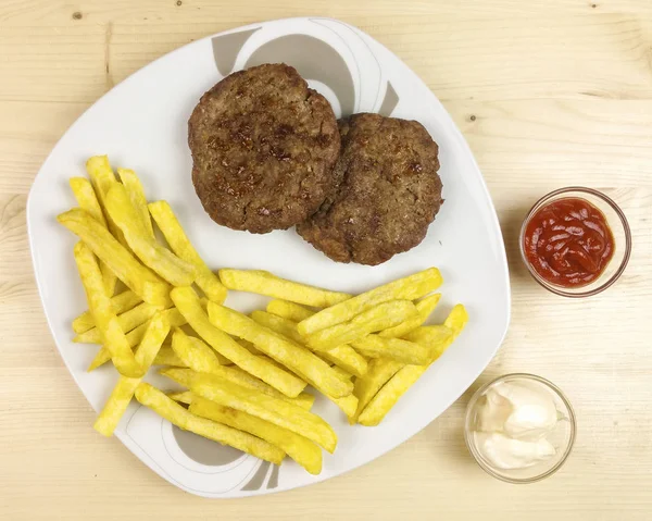 Hamburger bir plaka üzerinde ahşap arka plan - üstten görünüm