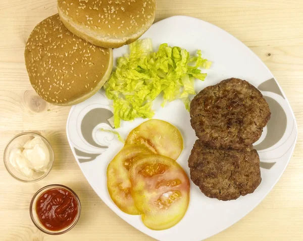 Hamburguesas Plato Sobre Fondo Madera Vista Superior —  Fotos de Stock