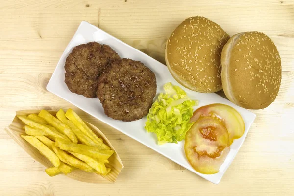 Hamburger bir plaka üzerinde ahşap arka plan - üstten görünüm