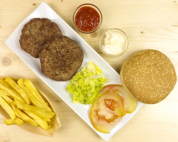 Hamburger Teller Auf Holzgrund Draufsicht — Stockfoto