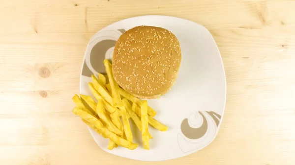 Yapımı Hamburger Patates Kızartması Ahşap Arka Plan Üstten Görünüm — Stok fotoğraf