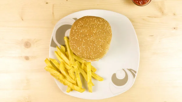 Herstellung Von Burger Und Chips Auf Holzgrund Ansicht Von Oben — Stockfoto