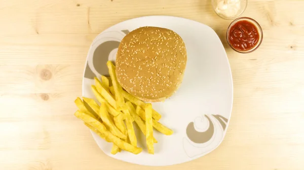 Výroba Burger Hranolky Dřevěné Pozadí Pohled Shora — Stock fotografie