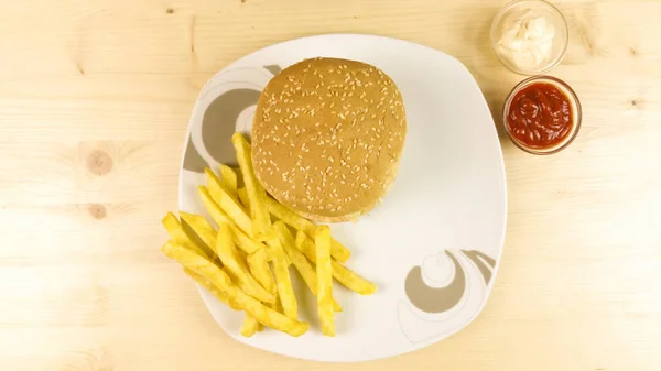 Herstellung Von Burger Und Chips Auf Holzgrund Ansicht Von Oben — Stockfoto