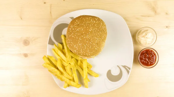 Herstellung Von Burger Und Chips Auf Holzgrund Ansicht Von Oben — Stockfoto