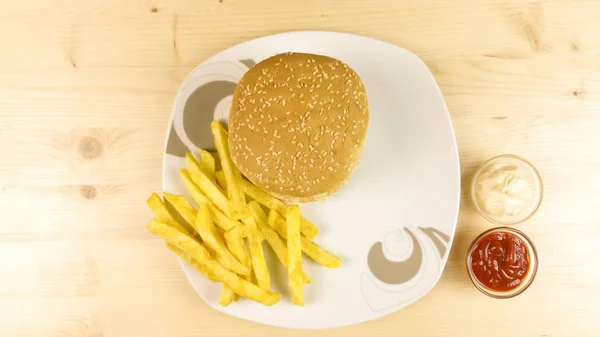 Herstellung Von Burger Und Chips Auf Holzgrund Ansicht Von Oben — Stockfoto