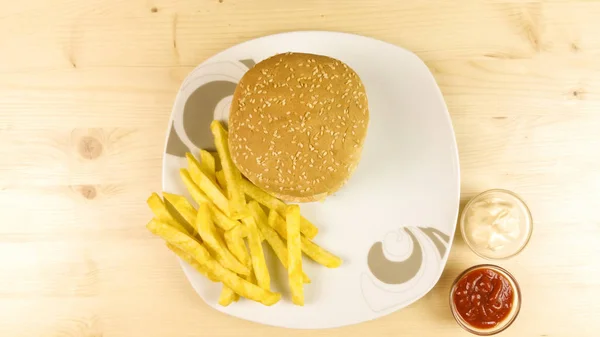 Výroba Burger Hranolky Dřevěné Pozadí Pohled Shora — Stock fotografie