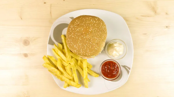 Výroba Burger Hranolky Dřevěné Pozadí Pohled Shora — Stock fotografie