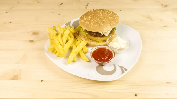 Burger Und Chips Auf Holzboden — Stockfoto
