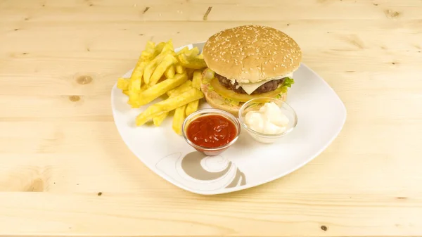 Hamburger Chips Houten Achtergrond — Stockfoto