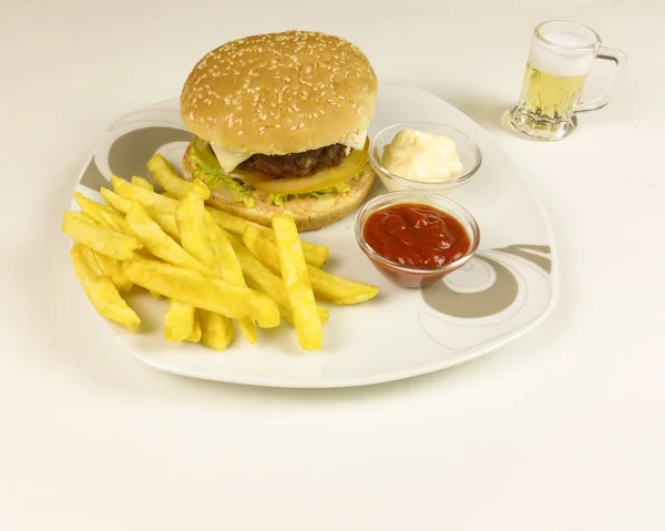 Burger Und Chips Auf Holzboden — Stockfoto