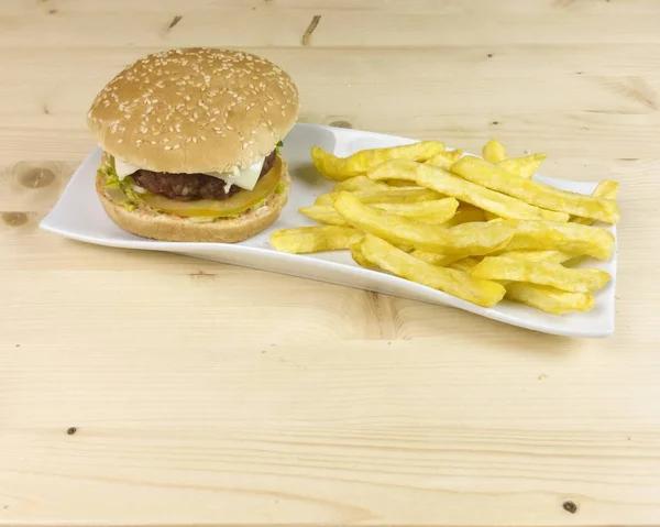 Burger Und Chips Auf Holzboden — Stockfoto