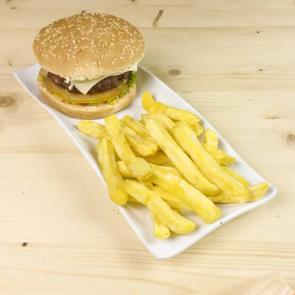 Burger Hranolky Dřevěné Pozadí — Stock fotografie