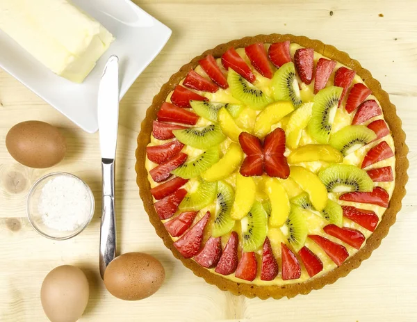 Meyve tart ahşap arka plan - üstten görünüm