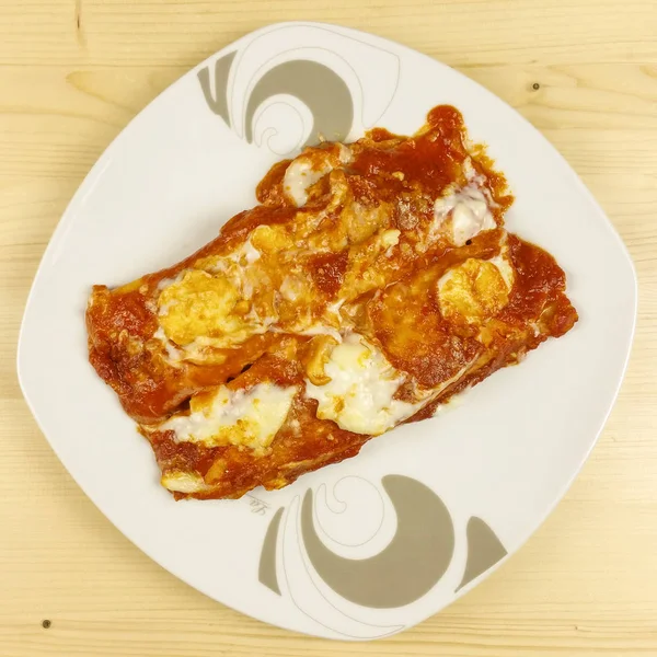 Tuz krep ve domates sosu ahşap arka plan - üstten görünüm