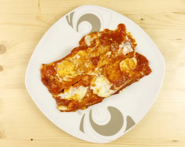 Tuz krep ve domates sosu ahşap arka plan - üstten görünüm