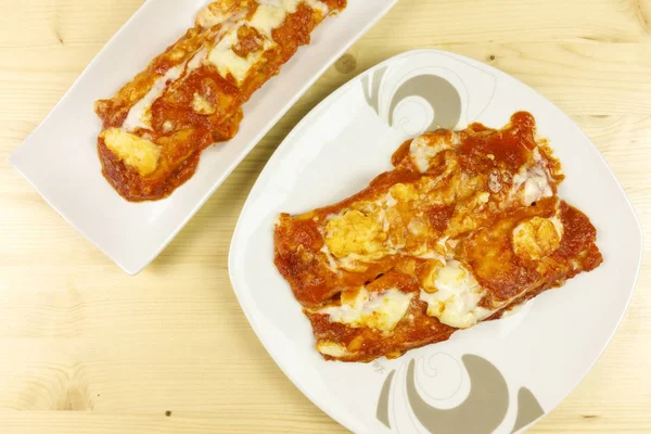 Tuz krep ve domates sosu ahşap arka plan - üstten görünüm