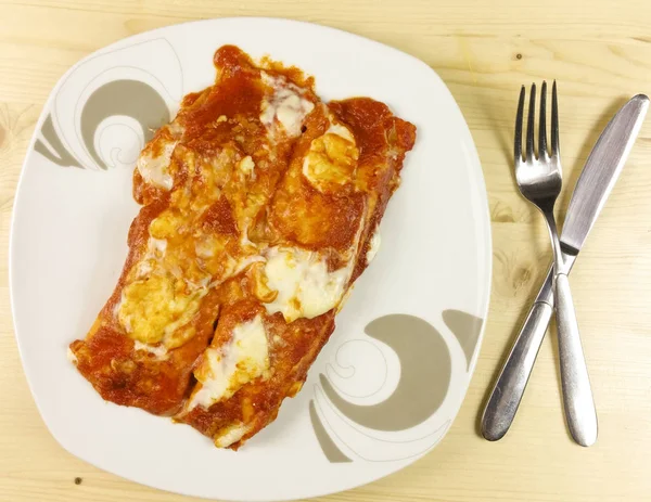 Tuz krep ve domates sosu ahşap arka plan - üstten görünüm