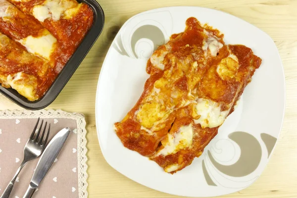 Tuz krep ve domates sosu ahşap arka plan - üstten görünüm