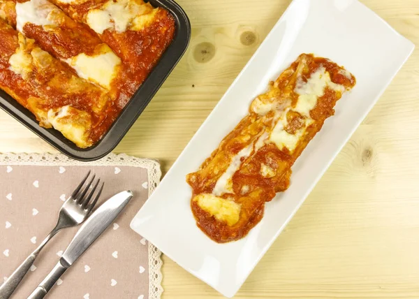 Tuz krep ve domates sosu ahşap arka plan - üstten görünüm