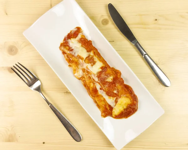 Tuz krep ve domates sosu ahşap arka plan - üstten görünüm