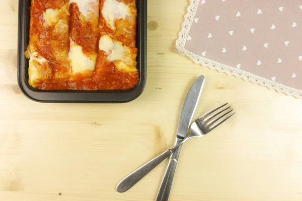 Tuz krep ve domates sosu ahşap arka plan - üstten görünüm