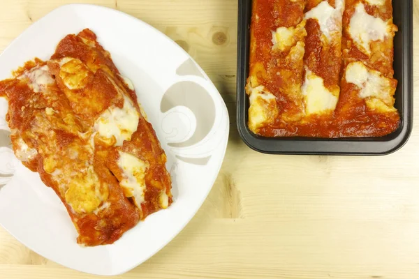 Tuz krep ve domates sosu ahşap arka plan - üstten görünüm