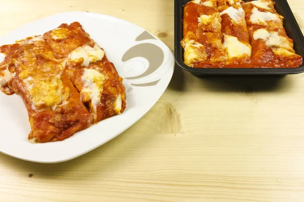 Tuz krep ve domates sosu ahşap arka plan - üstten görünüm