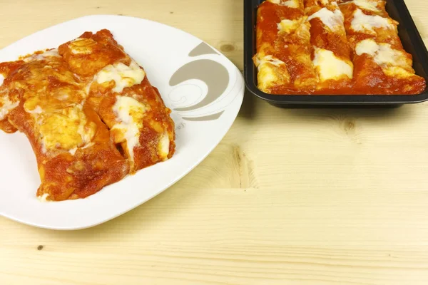 Tuz krep ve domates sosu ahşap arka plan - üstten görünüm