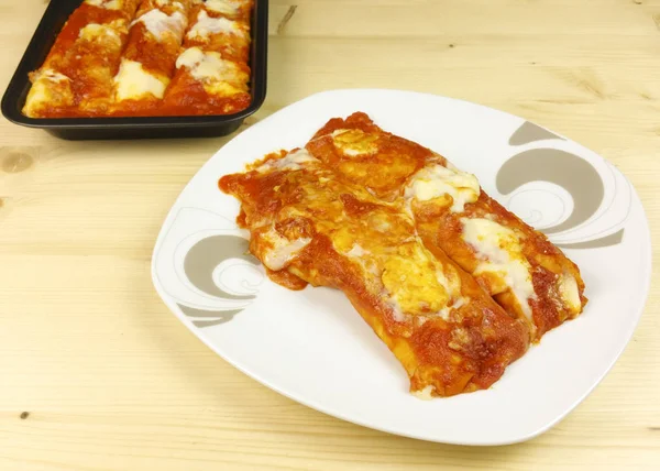 Tuz krep ve domates sosu ahşap arka plan - üstten görünüm