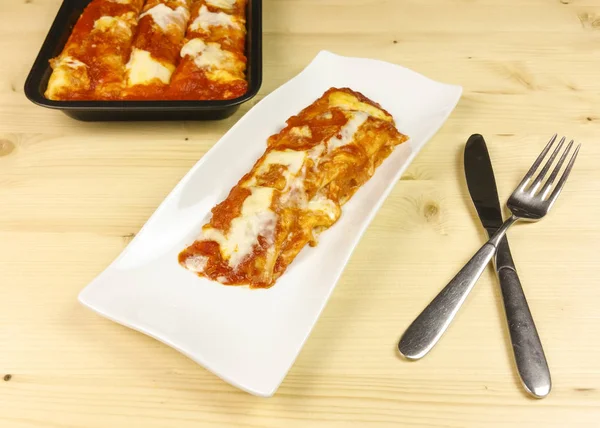 Tuz krep ve domates sosu ahşap arka plan - üstten görünüm