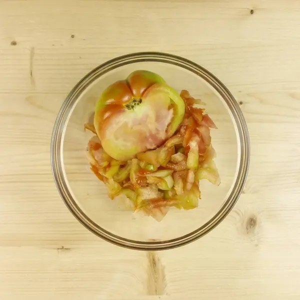 Ahşap arka plan - için şeffaf bir kaseye doğranmış domates