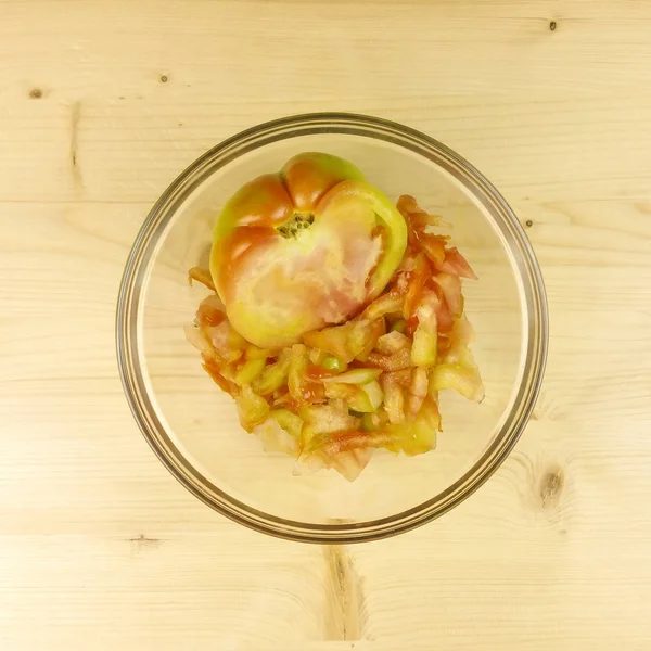 Ahşap arka plan - için şeffaf bir kaseye doğranmış domates