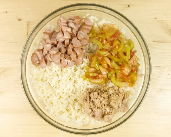 Ahşap arka plan - üstten görünüm üzerinde şeffaf bir kasede basit pirinç salatası yapmak