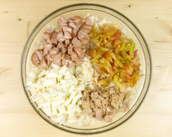 Ahşap arka plan - üstten görünüm üzerinde şeffaf bir kasede basit pirinç salatası yapmak