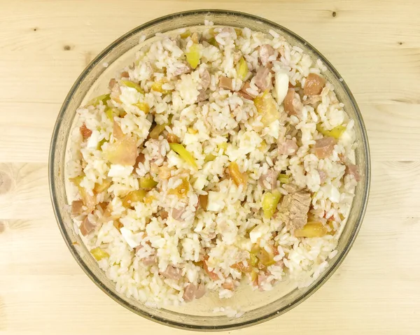 Ahşap arka plan - üstten görünüm üzerinde şeffaf bir kasede basit pirinç salatası