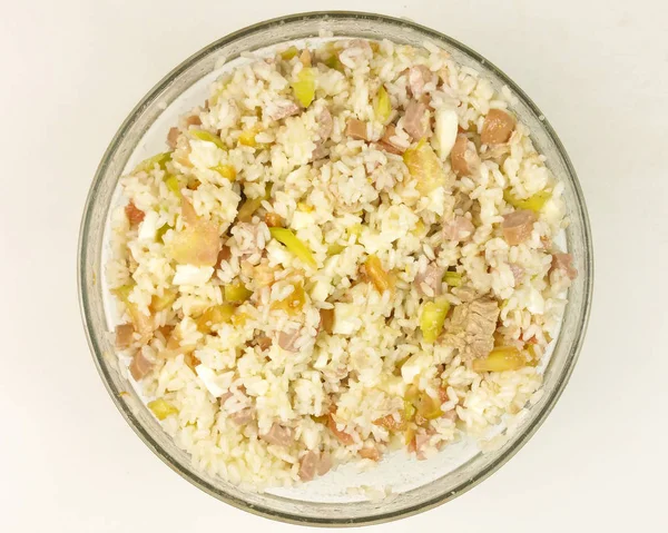 Basit pirinç salatası şeffaf bir kase beyaz arka planda - üstten görünüm