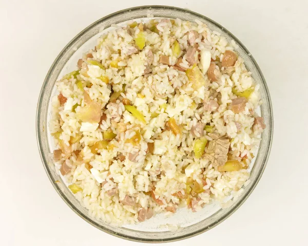 Basit pirinç salatası şeffaf bir kase beyaz arka planda - üstten görünüm